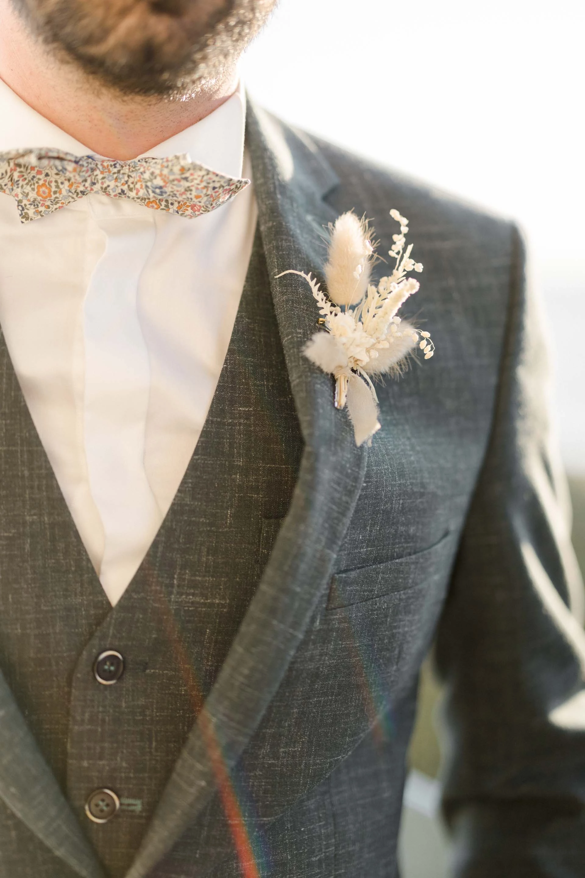 collier noeud papillon bouton composition florale rose